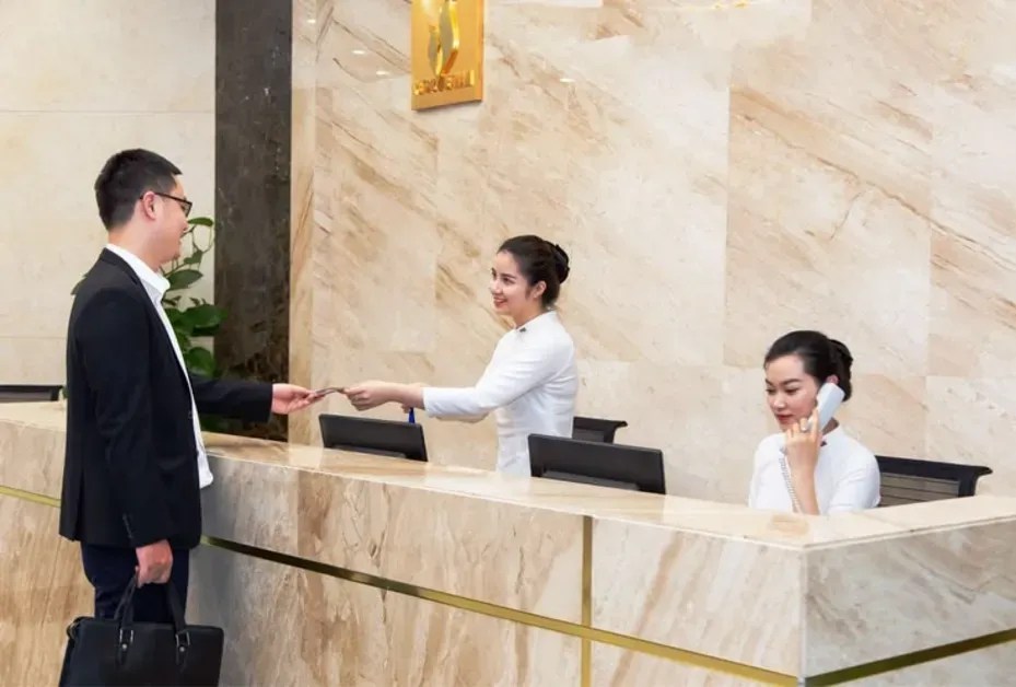 Modern hotel reception and digital PMS system representing how hotels can choose scalable and efficient management software.